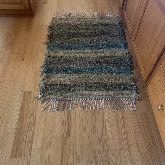 Throw Rug - Picture 7 of 16